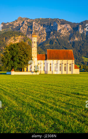 Barocke Kirche St. Coloman, dahinter Schloss Neuschwanstein und der Berg Saeuling, 2047m, Schwangau, Ostallgaeu, Allgaeu, Schwaben, Bayern, Deuts Banque D'Images