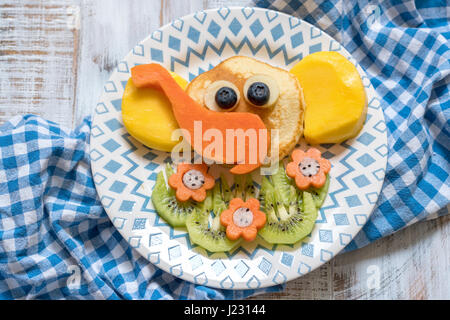 Funny elephant crêpes pour les enfants Petit déjeuner Banque D'Images