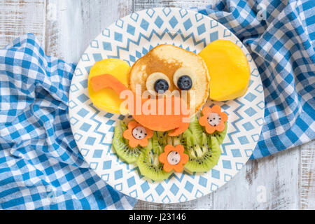 Funny elephant crêpes pour les enfants Petit déjeuner Banque D'Images