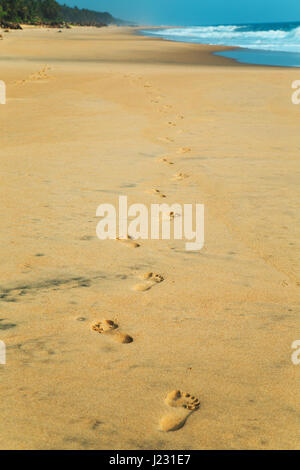Des traces de pas dans le sable sur les rives de l'Océan Indien. Banque D'Images