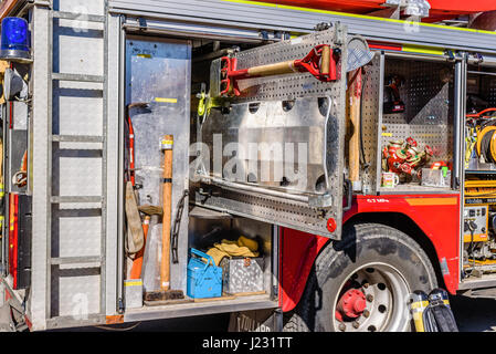 Brakne Hoby, Suède - 22 Avril 2017 : Documentaire de camion d'incendie public présentation. Civière et d'autres outils visibles à l'intérieur du camion. Banque D'Images