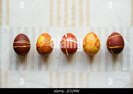 Cinq oeufs de Pâques décorés, insolite accueil peinture faite avec des peaux de l'oignon Banque D'Images