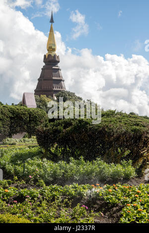 L'eau pulvérisée sur le jardin à l'hôtel Chedi près du sommet du mont Doi Inthanon, la province de Chiang Mai, Thaïlande. Banque D'Images