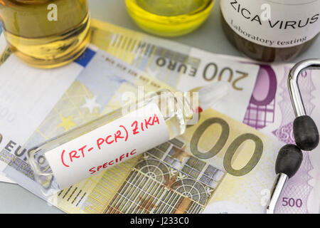 Pour les tests de recherche et d'essai sur flacons ZIKA Billets d'euro, concept de la quote-part de produits pharmaceutiques Banque D'Images