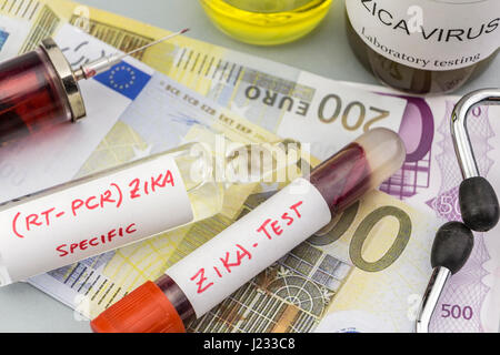 Pour les tests de recherche et d'essai sur flacons ZIKA Billets d'euro, concept de la quote-part de produits pharmaceutiques Banque D'Images