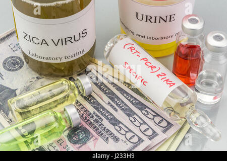 Pour les tests de recherche et d'essai sur flacons ZIKA billets de dollar américains, concept de la quote-part de produits pharmaceutiques Banque D'Images