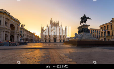 Duomo , Milan cathédrale gothique au lever du soleil,l'Europe.photo horizontale avec copie-espace. Banque D'Images