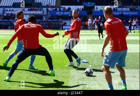 Stoke City's Charlie Adam (centre) se réchauffe avant de kick off Banque D'Images