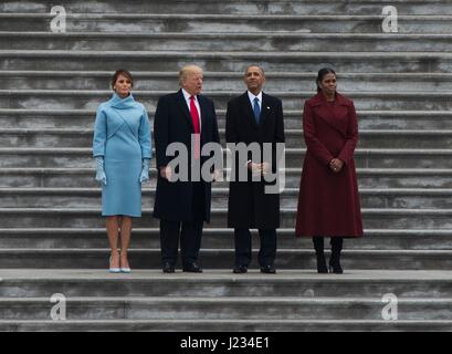 Le Président américain Donald Trump, Première Dame Melania Trump, ancien président américain Barack Obama et l'ancienne Première Dame Michelle Obama se tenir sur les étapes de l'est de la capitale américaine au cours de la 58e Cérémonie d'investiture le 20 janvier 2017 à Washington, DC. (Photo par Sean Martin/Planetpix via DoD) Banque D'Images