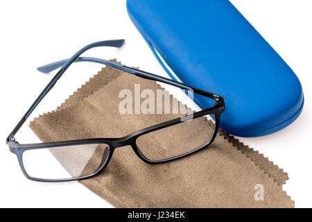 Noir, marron lunettes de lecture, microfibre et étui de protection bleu isolé sur fond blanc Banque D'Images