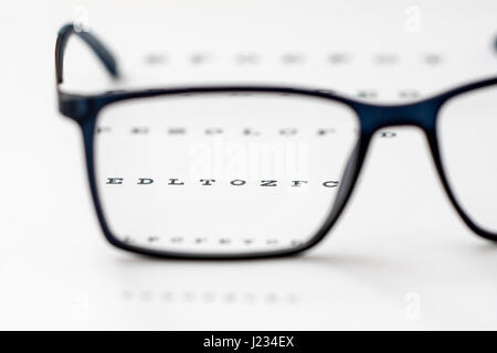 Lunettes de lecture et de l'œil noir tableau de close-up, faible profondeur de champ Banque D'Images