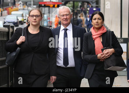 (De gauche à droite) Anna Crowther, Martyn Day et Malik Sapna arrivent au Tribunal disciplinaire des avocats à Londres en tant que cabinet d'avocats Leigh Day et les trois procureurs font face à des procédures disciplinaires relatives aux créances de la torture par les troupes britanniques en Irak. Banque D'Images