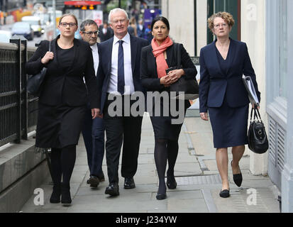 (De gauche à droite) Anna Crowther, statuant à l'associé principal Russell Levy, Martyn Day, Sapna Malik et Managing Partner Frances Swaine arrivent au Tribunal disciplinaire des avocats à Londres en tant que cabinet d'avocats Leigh Day et trois procureurs font face à des procédures disciplinaires relatives aux créances de la torture par les troupes britanniques en Irak. Banque D'Images