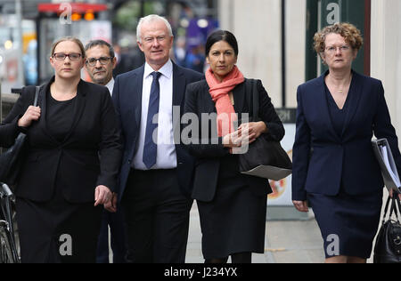 (De gauche à droite) Anna Crowther, statuant à l'associé principal Russell Levy, Martyn Day, Sapna Malik et Managing Partner Frances Swaine arrivent au Tribunal disciplinaire des avocats à Londres en tant que cabinet d'avocats Leigh Day et trois procureurs font face à des procédures disciplinaires relatives aux créances de la torture par les troupes britanniques en Irak. Banque D'Images