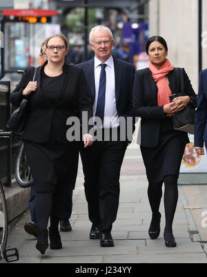 (De gauche à droite) Anna Crowther, Martyn Day et Malik Sapna arrivent au Tribunal disciplinaire des avocats à Londres en tant que cabinet d'avocats Leigh Day et les trois procureurs font face à des procédures disciplinaires relatives aux créances de la torture par les troupes britanniques en Irak. Banque D'Images