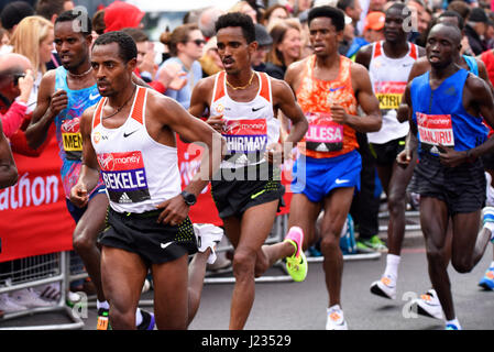 Daniel Wanjiru et gagnant le groupe de tête au Marathon de Londres 2017 vierge après avoir traversé le Tower Bridge et à côté de la Tour de Londres. Banque D'Images