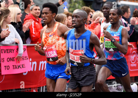 Daniel Wanjiru - Vainqueur - et le groupe de tête au Marathon de Londres 2017 vierge après avoir traversé le Tower Bridge et à côté de la Tour de Londres. Banque D'Images