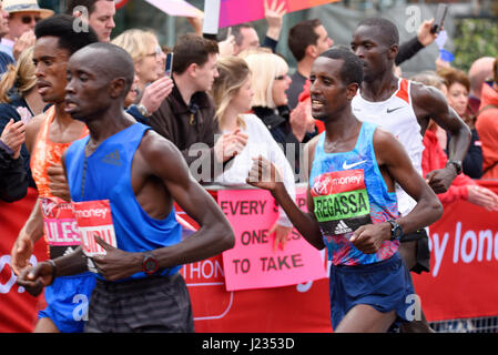 Daniel gagnant Wanjiru, Regassa et le groupe de tête au Marathon de Londres 2017 vierge après avoir traversé le Tower Bridge et à côté de la Tour de Londres. Banque D'Images