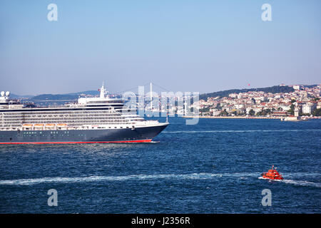 ISTANBUL, TURQUIE - Juillet 07, 2014 : La Reine Elizabeth dans le Bosphore. Bosphore fait partie de la frontière entre l'Europe et l'Asie et connecte le bla Banque D'Images