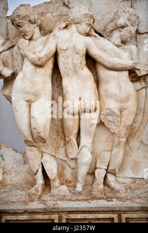 Temple romain sculpture releif frise des Trois Grâces de l'Édifice Sud, Second Story, Aphrodisias Aphrodisias, musée, la Turquie. Banque D'Images