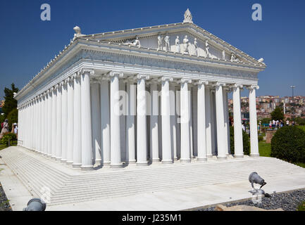 ISTANBUL, TURQUIE - 10 juillet, 2014 : Miniaturk park à Istanbul, Turquie. Modèle à l'échelle de la reconstruction de Temple de déesse Artémis. Il était situé dans Ephes Banque D'Images