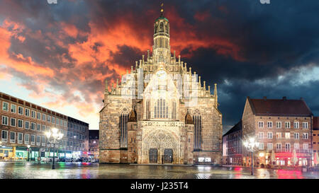 La cathédrale de Nuremberg, dans la Hauptmarkt Frauenkirche avec arc-en-ciel, Bavière, Allemagne