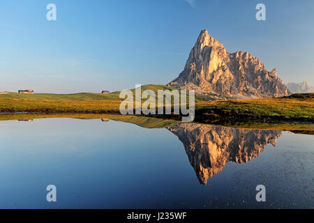 Passo Giau et Cima ra Gusela réflexion dans le lac, Dolomites - Italie Banque D'Images