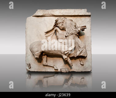 Sculpture de Lapiths Centaures et combattre du Metope du Parthénon sur l'acropole d'Athènes no XXIX. Aussi connu sous le nom de marbres d'Elgin. Brit Banque D'Images