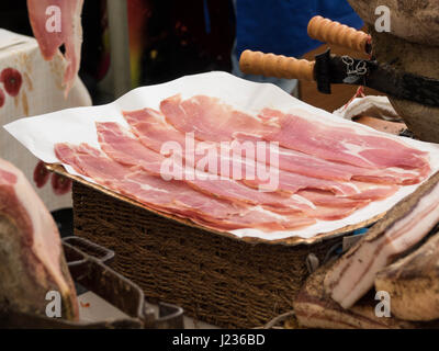 Waiter est slicing raw ham,italien Banque D'Images