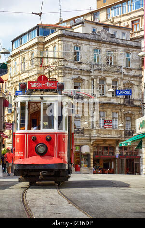 ISTANBUL, TURQUIE - le 13 juillet 2014 : Patrimoine les trams de la ligne de tramway Taksim-Tunel Nostalgie fonctionne sur la rue Istiklal entre la Place Taksim et sous Banque D'Images