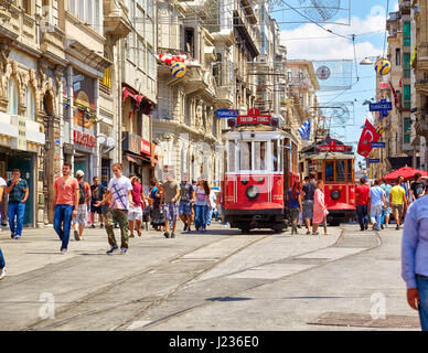 ISTANBUL, TURQUIE - le 13 juillet 2014 : Patrimoine les trams de la ligne de tramway Taksim-Tunel Nostalgie fonctionne sur la rue Istiklal entre la Place Taksim et sous Banque D'Images