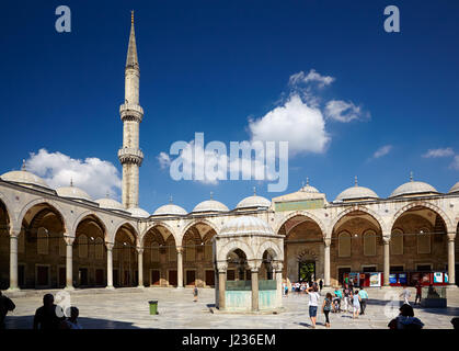 ISTANBUL, TURQUIE - 14 juillet 2014 : la cour intérieure de la Mosquée Sultan Ahmed (Mosquée Bleue, Sultan Ahmet Camii) d'ablutions fontaine au centre, Banque D'Images