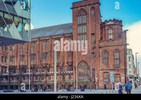 Le bâtiment de la bibliothèque John Rylands de Manchester, Royaume-Uni. Bâtiment en brique rouge britannique historique de la bibliothèque. Banque D'Images