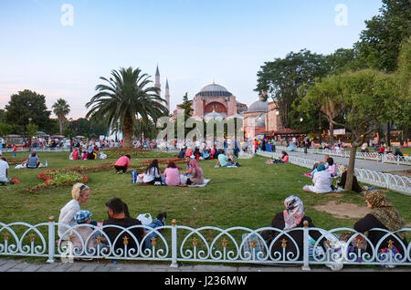 ISTANBUL, TURQUIE - 9 juillet 2014 : les musulmans attendent l'adhan (adhan) et le repas du soir (l'Iftar) après le coucher du soleil dans le Ramadan en face de la Basilique Soph Banque D'Images