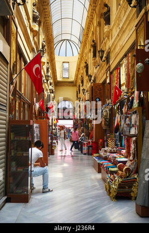 ISTANBUL, TURQUIE - le 13 juillet 2014 : le passage des fleurs est l'un des célèbre monument sur l'avenue Istiklal, situé dans le quartier historique de Beyoglu d'Istanb Banque D'Images