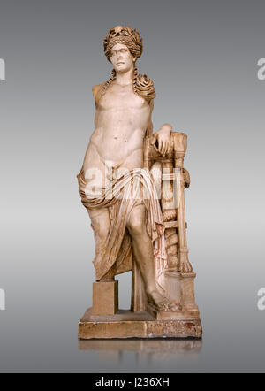 Deuxième Siècle statue romaine d'Apollon fouillé du théâtre de Carthage. Le Musée national du Bardo, Tunis, Tunisie. Inv n° C939. Contre un gris Banque D'Images