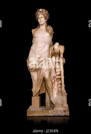 Deuxième Siècle statue romaine d'Apollon fouillé du théâtre de Carthage. Le Musée national du Bardo, Tunis, Tunisie. Inv n° C939. Contre un noir Banque D'Images