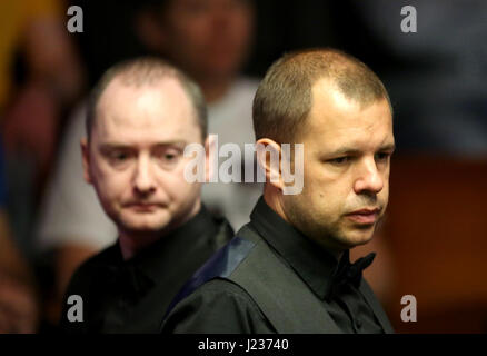 Barry Hawkins pendant son match contre Graeme Dott sur dix jours du championnat du monde de snooker Betfred à The Crucible Theatre, Sheffield. Banque D'Images