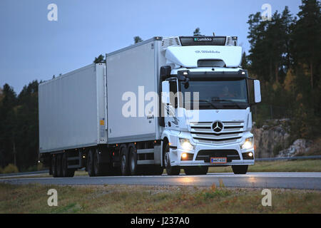 PAIMIO, FINLANDE - le 14 octobre 2016 : White Star 1466 2545 camion frigorifique de H. Mikkola transporte des marchandises le long d'autoroute la plus tard dans la soirée. Banque D'Images