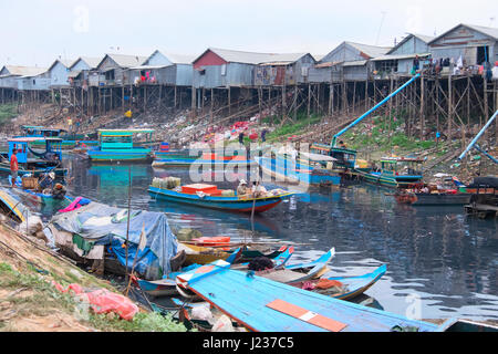 Siem Reap, Cambodge - JANVIER 72015 : insalubrité sur le lac Tonle Sap, CAMBODGE Banque D'Images