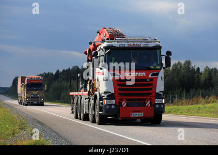 Mikkeli, Finlande - septembre 1, 2016 : Scania camion grue d'Kurko-Koponen Oy et un autre le long de la route de camionnage d'age dans le cadre de ciel sombre. Banque D'Images