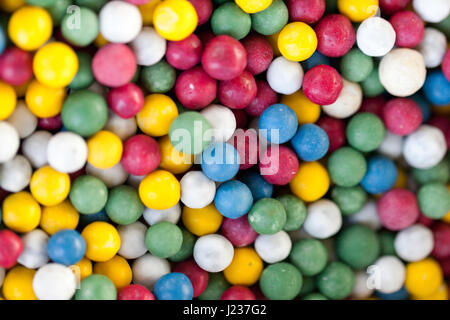Très délicieux bonbons dans diverses couleurs sous la forme de perles. Focus sélectif avec une faible profondeur de champ Banque D'Images