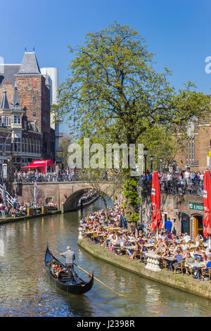 Dans la gondole vénitienne du canal historique Oudegracht d'Utrecht, Hollande Banque D'Images