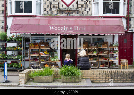 BEER, Devon, UK - 15 avril, 2017. Une entreprise locale sous la forme d'un delicatessen connu comme Woosie's Deli sur les rues de la bière dans le Devon, Royaume-Uni. Banque D'Images