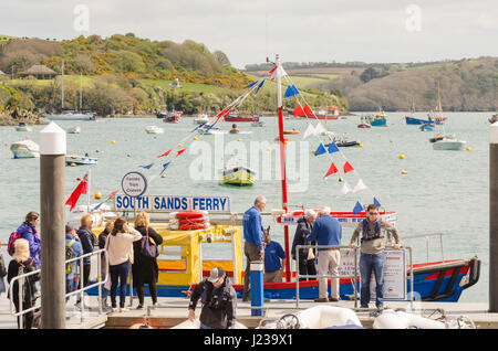 Les passagers à bord du traversier de sables bitumineux du sud à Whitestrand à Salcombe, Devon Banque D'Images