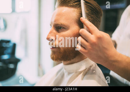 Le peignage des cheveux et le style de coiffure Banque D'Images