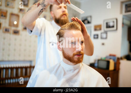 Le peignage des cheveux et le style de coiffure Banque D'Images