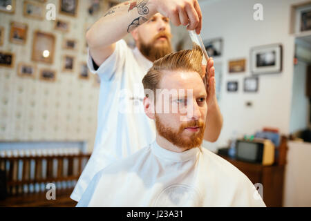 Le peignage des cheveux et le style de coiffure Banque D'Images