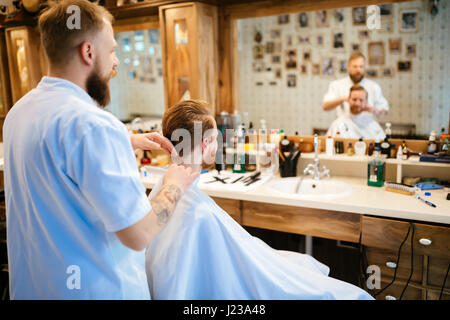 Le peignage des cheveux et le style de coiffure Banque D'Images