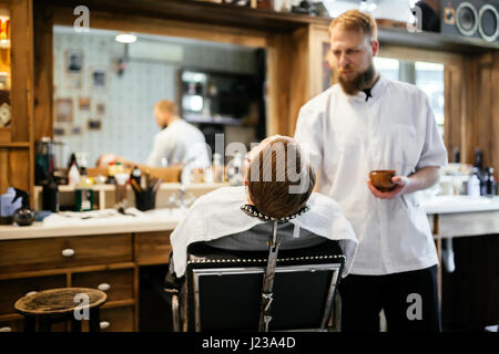 Cheveux homme recevant un traitement dans la barbe barbier Banque D'Images